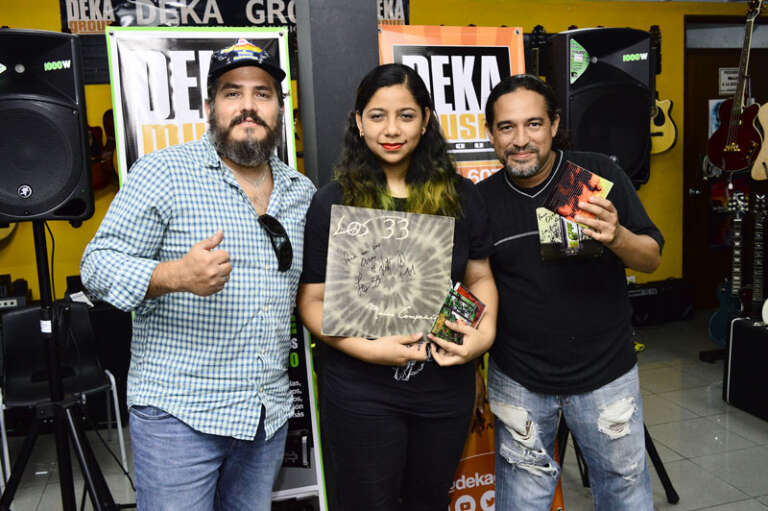 FIRMA DE AUTÓGRAFOS CON LOS 33 3 noticia18 4
