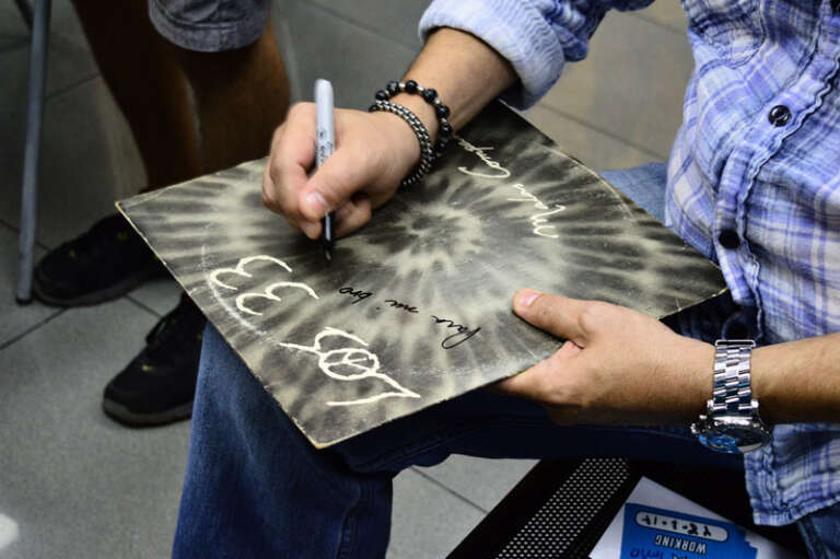FIRMA DE AUTÓGRAFOS CON LOS 33 7 noticia18 8