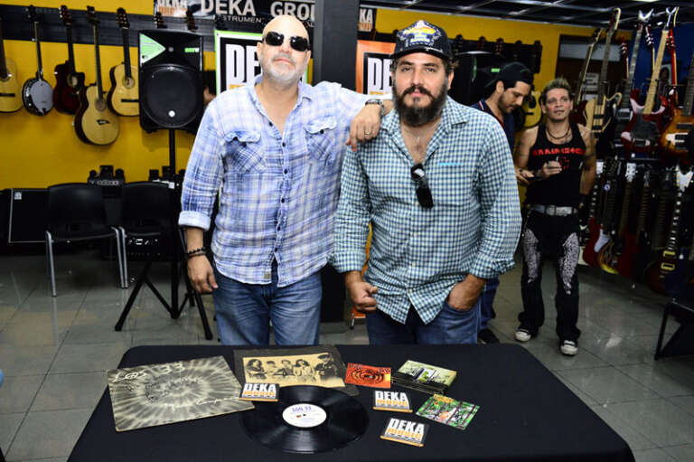 FIRMA DE AUTÓGRAFOS CON LOS 33 8 noticia18 9
