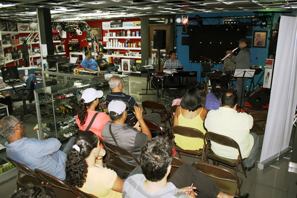 CLÍNICA DE INSTRUMENTOS EWI DE AKAI 6 noticia45 5