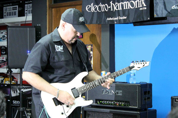 CLÍNICA DE DEMOLICIÓN DE GUITARRAS 1 noticia73 1