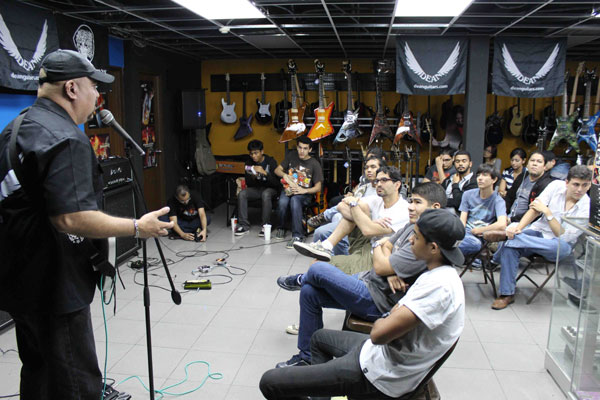 CLÍNICA DE DEMOLICIÓN DE GUITARRAS 2 noticia73 2