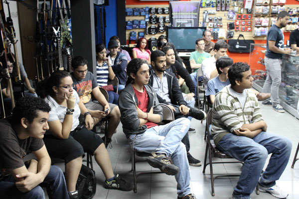 CLÍNICA DE DEMOLICIÓN DE GUITARRAS 3 noticia73 3