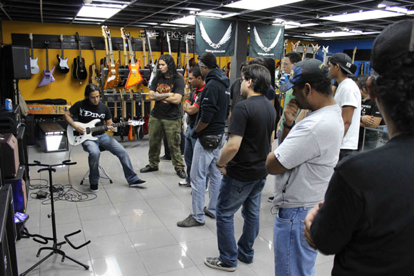 CLÍNICA DE DEMOLICIÓN DE GUITARRAS 6 noticia73 6